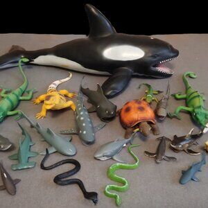 LOT OF PLASTIC/RUBBER SEA ANIMALS AMPHIBIANS SEA WORLD KILLER WHALE TOYS FIGURES